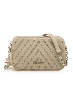 Beige Handtasche aus Kunstleder mit einem Chevron-Muster, verziert mit silbernen Nieten. Verfügt über einen Kettenriemen und einen Reißverschluss.