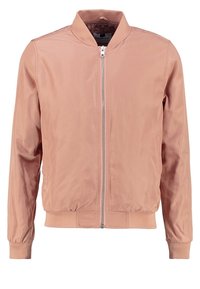 Różowa kurtka bomberka wykonana z gładkiego, lekkiego materiału, z zamkiem błyskawicznym z przodu, ściągaczami na mankietach i lekko elastycznym ściągaczem u dołu.