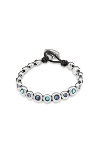 Bracelet en argent avec des pierres précieuses circulaires en bleu et turquoise, reliées par un design texturé, avec une fermeture en cordon réglable noir.