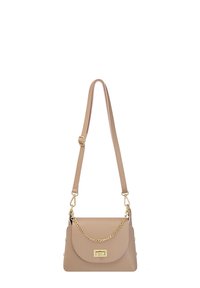 Borsa a mano in pelle beige con pattina ripiegabile, accentuata da una catena dorata, tracolla regolabile e una finitura testurizzata sottile. Presenta una chiusura in tonalità oro.