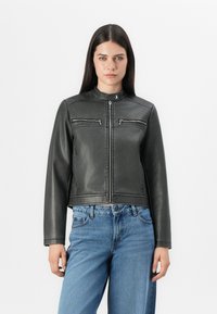 Černá kožená bunda s cropped designem, vysokým límcem a dvěma zipovými kapsami na hrudi. Hladká textura a kontrastní švy.