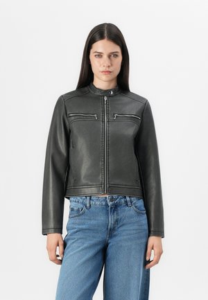 Veste en cuir noir avec un design cropped, un col haut et deux poches poitrine zippées. Texture lisse et détails de couture contrastés.
