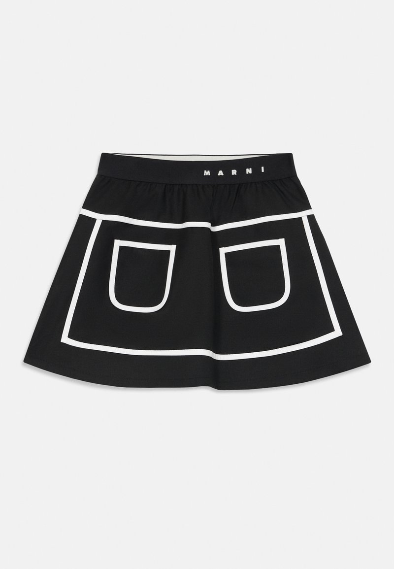 Fekete szoknya fodros kialakítással, fehér keretes zsebekkel és sima derekú pánttal. Az anyag könnyűnek és rugalmasnak tűnik.