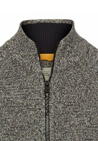 Grauer Reißverschluss-Pullover mit strukturiertem Maschenbild, ausgestattet mit einem hohen Kragen, schwarzem Rippstrickbesatz und einem gelben Akzent am Hals.