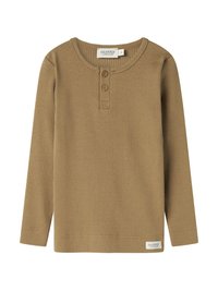 Gestreepte bruine lange mouw shirt met een ronde hals, drie bruine knopen bij de neklijn en een merketiket aan de onderzijde van de linker zoom.