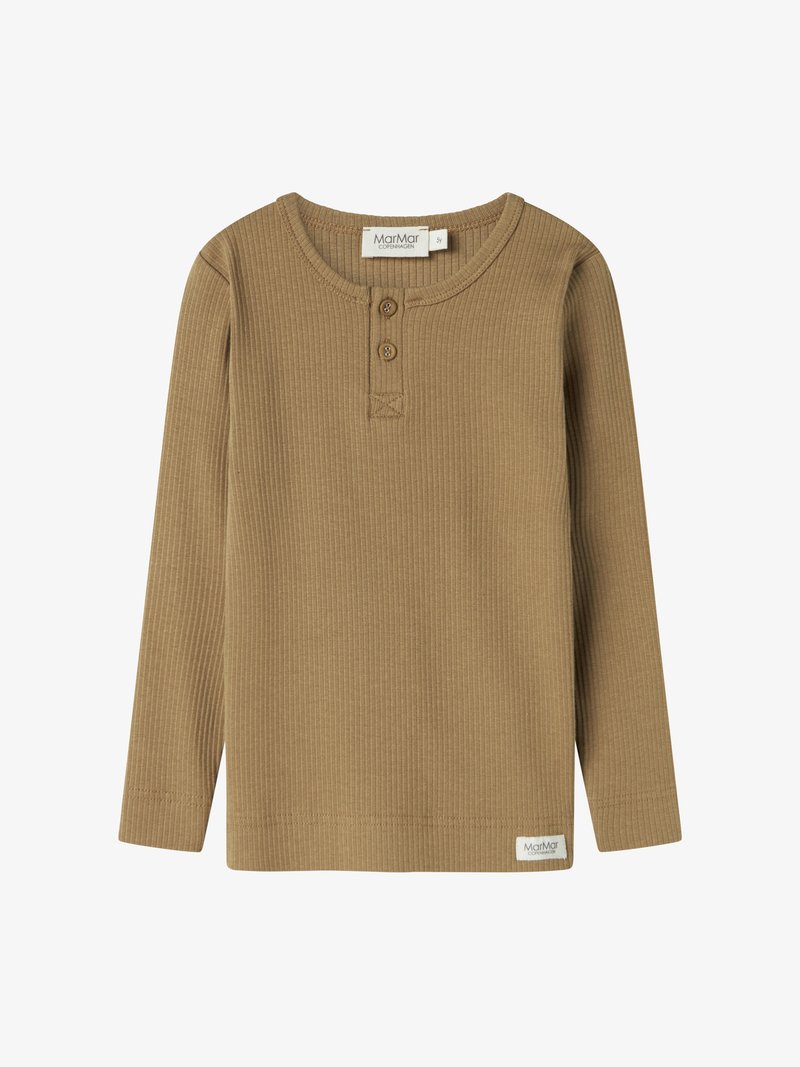 Büszke barna bordázott hosszú ujjú póló, kerek nyakkal, három barna gombbal az állásnál és egy márkacímkével az alsó bal szegélyen.