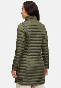 Lange olijfgroen pufferjack met horizontale stiksels, hoge kraag en zijzakken. Glad, glanzend materiaal met een casual pasvorm.