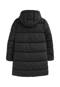 Czarna kurtka puchowa z kapturem, o pikowanym wzorze, długich rękawach i średniej długości kroju. Materiał wygląda na błyszczący i ocieplony.