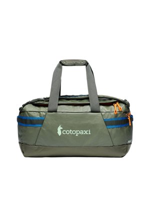 Borsa da viaggio Cotopaxi verde oliva con manici grigi, strisce blu e cursori arancioni su sfondo bianco.