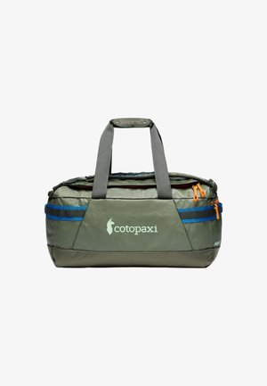 Borsa da viaggio Cotopaxi verde oliva con manici grigi, strisce blu e cursori arancioni su sfondo bianco.