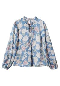 Blouse bleue à manches longues avec motif floral blanc et rose, col volanté et lien à l'encolure, en tissu léger.