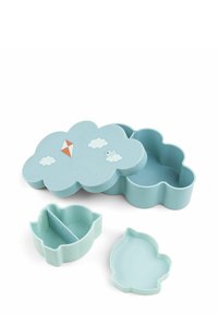 Kuhjatavad heledad sinised pilvekujulised hoiukastid, millest ühel on kaanel tuulelohe, pilved ja lindude kujundus.