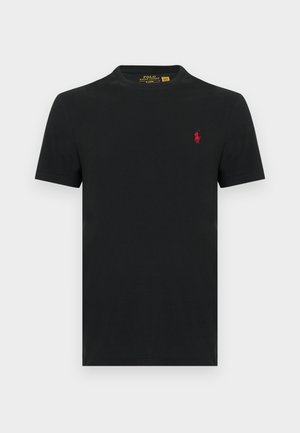 Svart bomulls-T-skjorte med korte ermer og rund hals. Har en liten rød logo på venstre bryst. Enkel, ensfarget design.