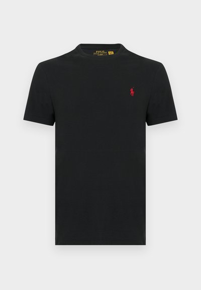 Fekete pamut póló rövid ujjakkal és kerek nyakkivágással. Kis piros logó található a bal oldali mellrészen. Egyszerű, egyszínű dizájn.