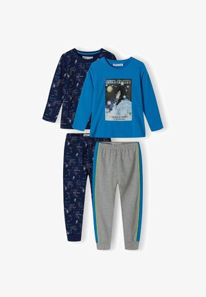 Deux chemises à manches longues, une bleue et une bleu marine foncé, avec des motifs de fusées, associées à un pantalon gris avec des bandes latérales bleues et vertes.