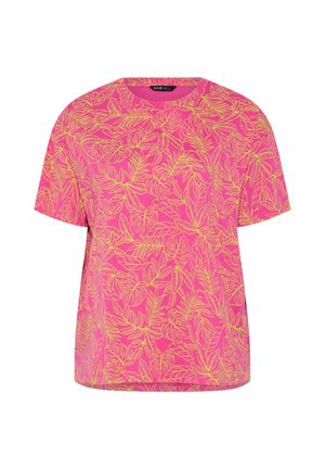 Felroze shirt met korte mouwen, met een geel tropisch bladmotief en een ronde halslijn, getoond tegen een witte achtergrond.