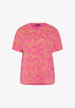 Chemise rose vif à manches courtes avec un motif de feuilles tropicales jaunes et un col rond, présentée sur un fond blanc.