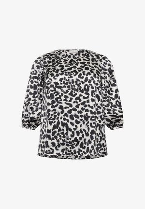 Blouse à imprimé léopard en noir et blanc, fabriquée en tissu lisse, avec un large décolleté et des manches bouffantes à trois quarts.