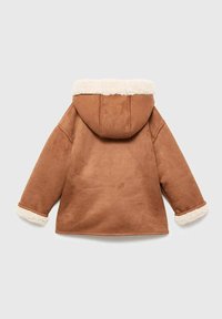 Smeđa suđena jakna s kapuljačom, koja ima kremasto krzno na kapuljači i manžetama. Dizajn je oversized s opuštenim krojem.