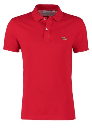 Camisa polo roja de algodón, con cuello plano, mangas cortas, tapeta de dos botones y un logo verde de Lacoste en el pecho.