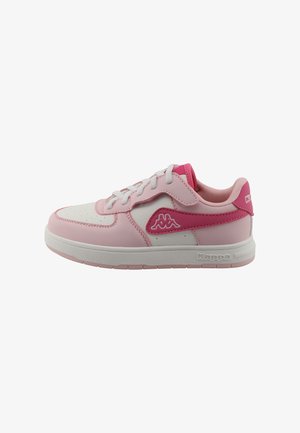 Baskets basses roses et blanches avec fermeture à lacets à l'avant, logo Kappa sur le côté, col et languette rembourrés, vues de l'extérieur.