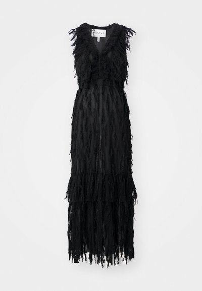 Schwarzes Kleid mit einem gestuften Design und fransigem Textur, V-Ausschnitt und ärmellosem Schnitt. Die Länge reicht bis zum Knöchel.