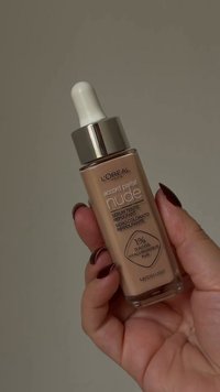 L'Oréal Paris Accord Parfait Nude serum in een glazen fles, lichtbeige kleur, pipetapplicator, zilveren accenten, gelabeld "1-2 Rosy Light."