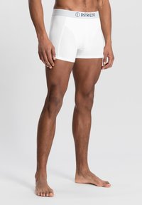 Witte katoenen boxershorts met een grijze tailleband waarop het 'DSTREZZED' logo in donkerblauw staat. Gladde textuur en een aansluitend ontwerp.