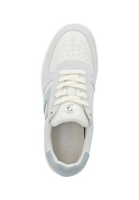 Weißer Sneaker mit einer glatten Leder-Zehenpartie, grauen Suede-Akzenten, perforiertem Obermaterial, flachen Schnürsenkeln und einem silbernen Logo auf der Zunge.