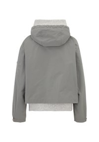 Grijze waterdichte jas met capuchon, cropped ontwerp en grijze fleece voering. Heeft elastische manchetten en een zachte textuur.