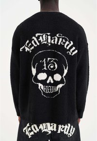 Zwarte fleece trui met een wit schedelontwerp en 'Ed Hardy' tekst op de achterkant. Textuurstof, relaxte pasvorm en oversized stijl.