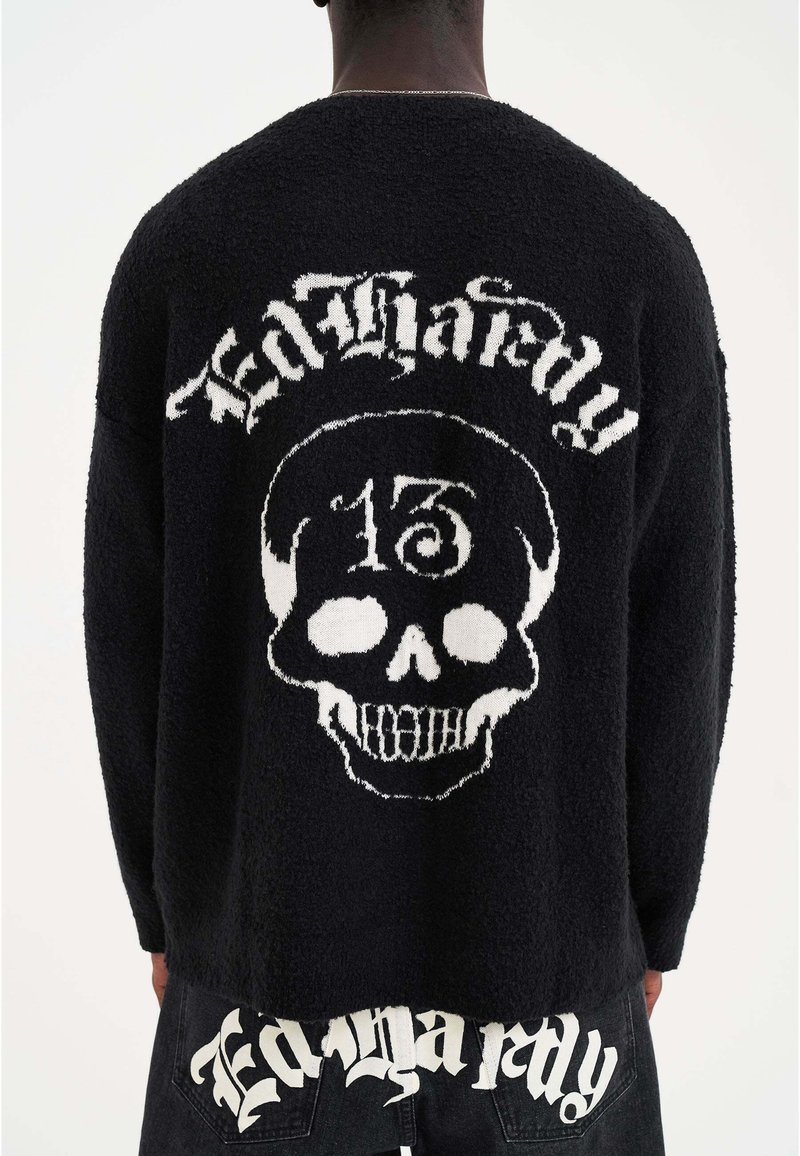 Zwarte fleece trui met een wit schedelontwerp en 'Ed Hardy' tekst op de achterkant. Textuurstof, relaxte pasvorm en oversized stijl.