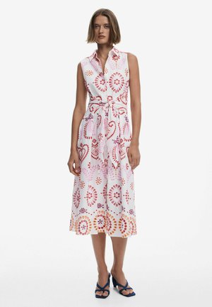 Ärmelloses, weißes Hemdblusenkleid mit roten, rosa und orangefarbenen Blumenmustern. Eigenschaften: Gürteltasche und A-Linien-Silhouette.