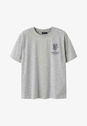 Graues Baumwoll-T-Shirt mit Rundhalsausschnitt. Mit einem navyfarbenen Grafikmotiv einer Pflanze und Text auf der linken Brust. Kurzarm, lockerer Schnitt.