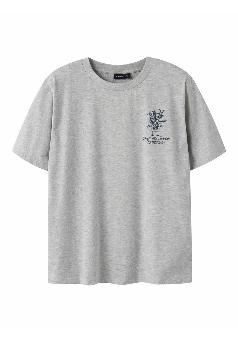 Camiseta de algodón gris con cuello redondo. Presenta un gráfico en azul marino de una planta y texto en el lado izquierdo del pecho. Mangas cortas, ajuste relajado.