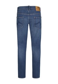 Jeans de mezclilla azul oscuro con un diseño de pierna recta. Las características incluyen dos bolsillos traseros, textura desgastada y un parche de marca de cuero en la cintura.