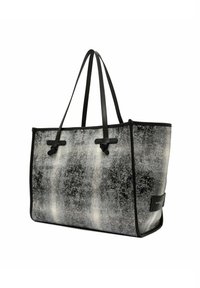 Sac fourre-tout en tissu texturé noir et blanc avec un éclat doux, doté de longues poignées et d'un fond plat, rehaussé de quincaillerie minimale.