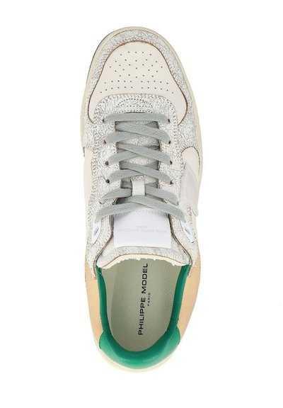 Sneaker bianco in pelle con accenti grigi, pannello laterale testurizzato, punta perforata e interno verde. Presenta lacci piatti e linguetta con marchio.