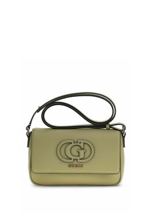 Sac bandoulière en cuir vert olive avec sangle ajustable, fermeture à rabat, et logo Guess embossé de la même couleur sur le devant.