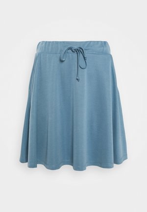 Falda azul de longitud a la rodilla, hecha de una tela suave y ligera. Presenta una cintura elástica con un cordón para un ajuste ajustable. Textura suave.