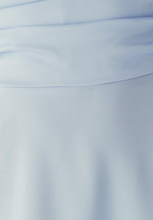 Tessuto azzurro chiaro, texture liscia, con pieghe sovrapposte e una cucitura continua lungo la fascia della vita, che crea un drappeggio morbido.