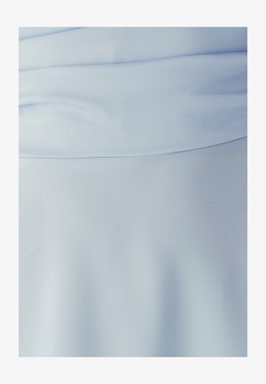 Tessuto azzurro chiaro, texture liscia, con pieghe sovrapposte e una cucitura continua lungo la fascia della vita, che crea un drappeggio morbido.