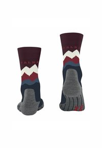 Calzini color bordeaux e con motivi a montagna in tonalità di rosso, blu e grigio, con il marchio "FALKE" sul polsino.