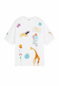 Witte t-shirt met korte mouwen, versierd met kleurrijke dieren- en bloemenafbeeldingen, waaronder giraffen, een schildpad en abstracte vormen in verschillende kleuren.
