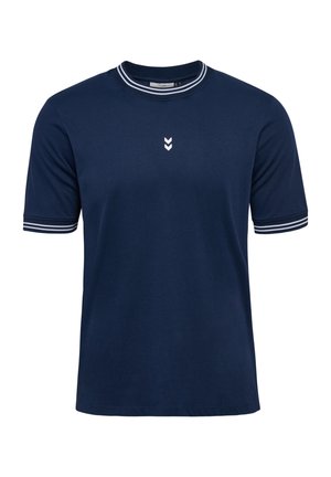 Marineblauwe t-shirt met korte mouwen en een ronde, ribgebreide kraag en een witte gestreepte accent. Heeft een klein wit chevronlogo op de borst.