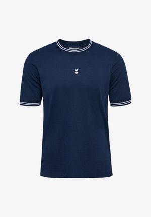 Mörkblå t-shirt med kort ärm och rund ribbad krage samt vita ränder som accent. Har en liten vit chevron-logotyp på bröstet.