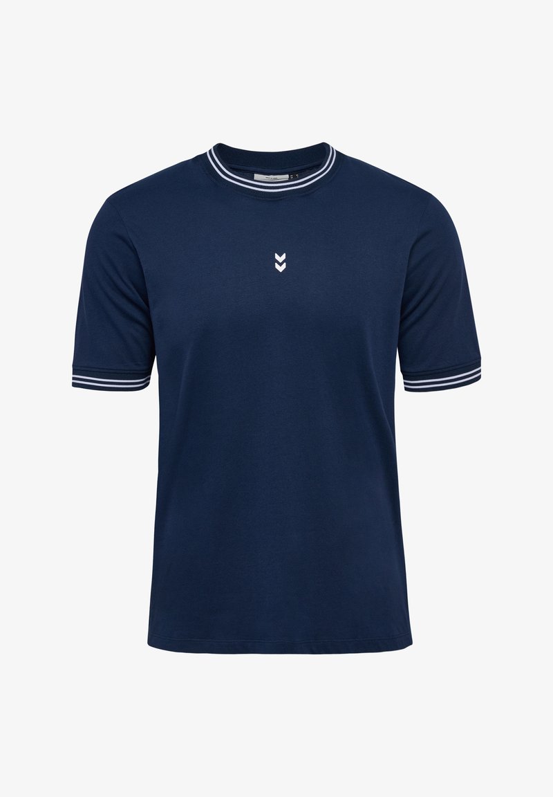 Marineblauwe t-shirt met korte mouwen en een ronde, ribgebreide kraag en een witte gestreepte accent. Heeft een klein wit chevronlogo op de borst.