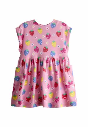 Ružové krátke šaty pre batoľatá s nariaseným pásom, farebným motívom jahôd a malých kvetín, a dvoma prednými vreckami.