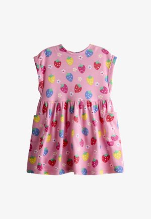 Vestido rosa de manga corta para niño pequeño con cintura fruncida, estampado colorido de fresas y pequeñas flores, y dos bolsillos delanteros.