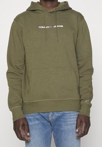 Tommy Jeans Jersey con capucha - olive
